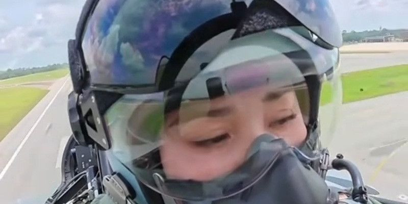 Ratu Thailand Suthida Terbangkan Jet Tempur Gripen, Raja Antar hingga ke Kokpit