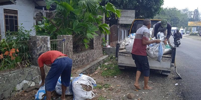 Partai Gerakan Rakyat Sukabumi Kerja Bakti di Legos Cicurug