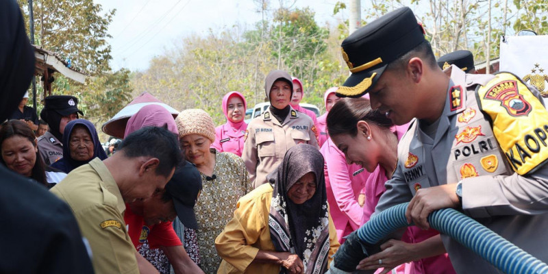 HUT Humas Polri Ke-75, Kapolres Wonogiri Salurkan Air Bersih untuk Warga Bendokerep