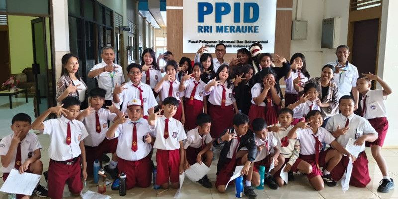 Siswa SDK Kalam Kudus Merauke Belajar Dunia Penyiaran Lewat Outing Class