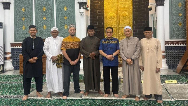 Sejuknya Subuh di Serambi Mekkah: Prof. Rokhmin Dahuri Teladani Kekhusyukan di Masjid Raya Baiturrahman