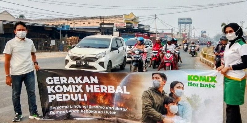 Karhutla Meluas di Merauke, Komix Herbal Bagikan 500 Masker dan Produk Kesehatan