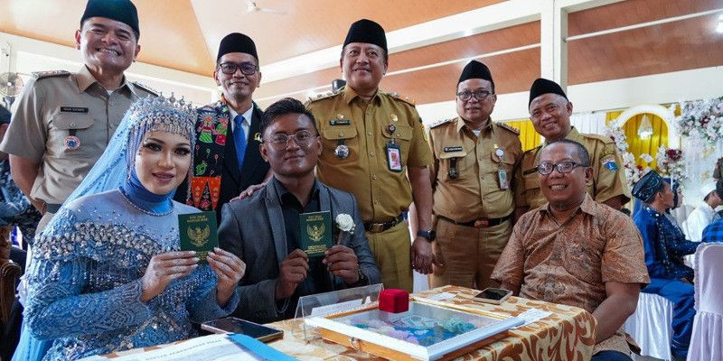 LMK Pondok Bambu Gelar Nikah Massal, 10 Pasangan Resmi Memulai Rumah Tangga