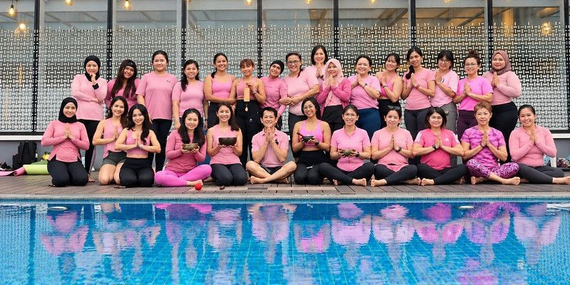 Peringati Bulan Kesadaran Kanker Payudara, Vertu Harmoni Jakarta Gelar Yoga