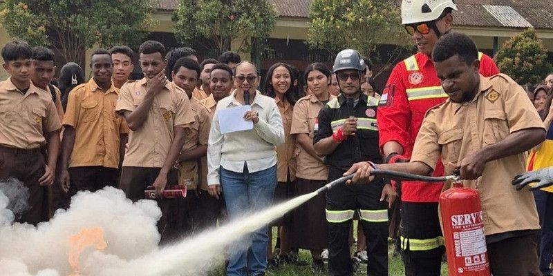 ERT NHM Edukasi Siswa SMAN 1 Mimika Cara Aman Gunakan APAR